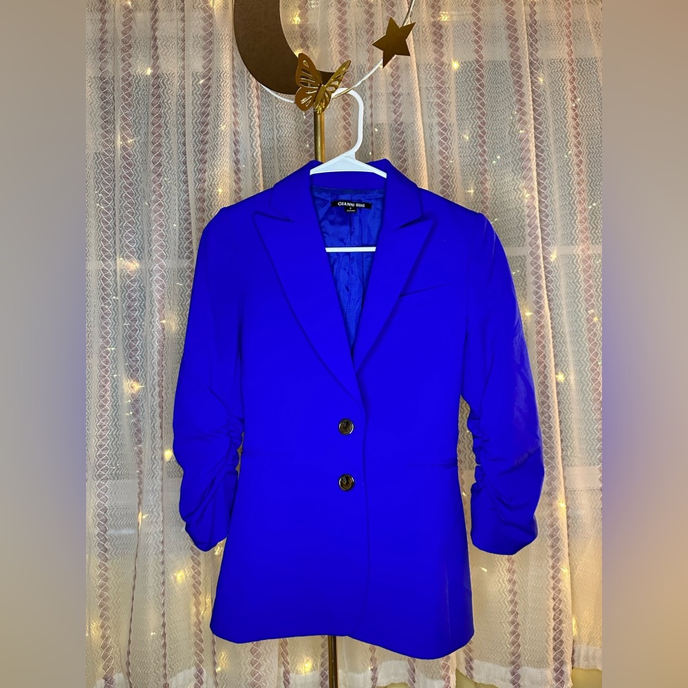 Sharp and sophisticated: elevate your look with this sleek suit jacket!